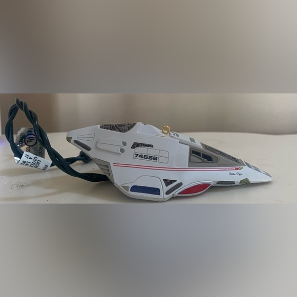 Hallmark Keepsake Ornament Delta Flyer - Picture 1 of 4